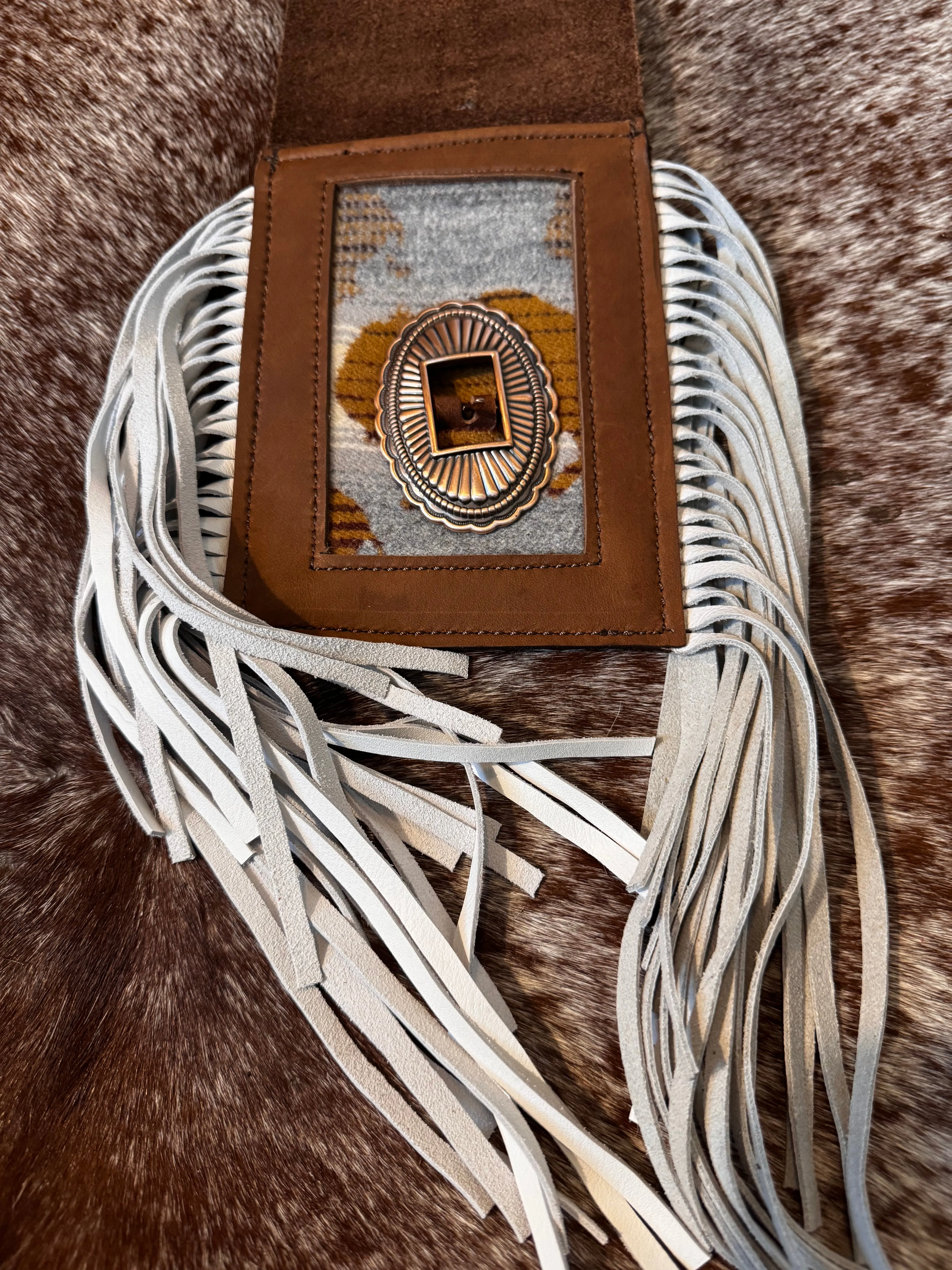 Back cinch saddle cell phone holder
